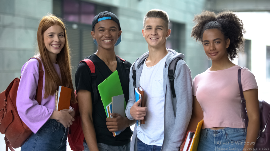 quatro-adolescentes-estudante-com-caderno